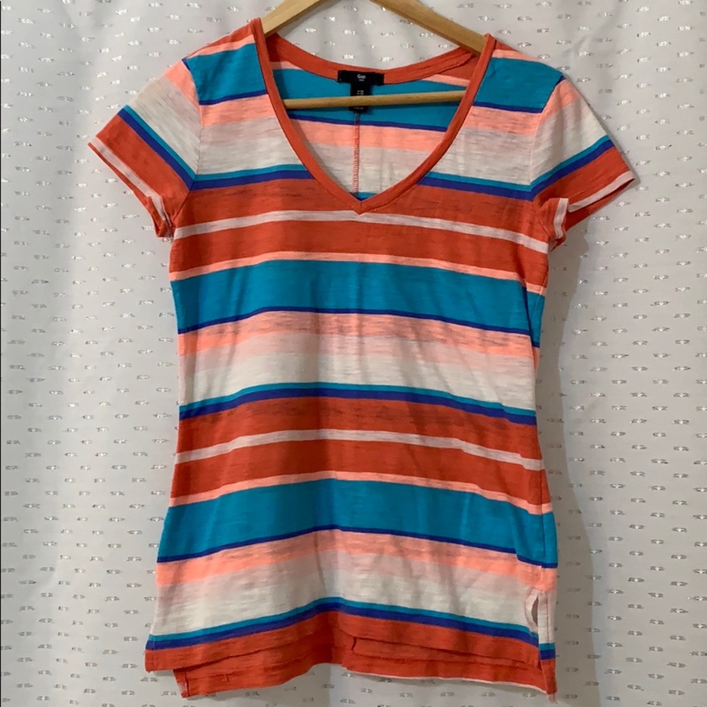 3/$20 Gap- Vintage Wash V-Neck Tee EUC